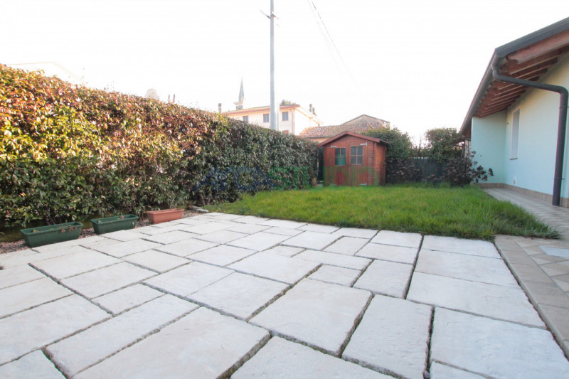 IN TRATTATIVA - Scoprite questa affascinante casa bifamiliare situata in un tranquillo e riservat...