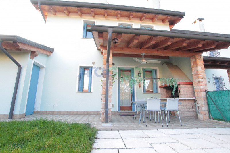 IN TRATTATIVA - Scoprite questa affascinante casa bifamiliare situata in un tranquillo e riservat...