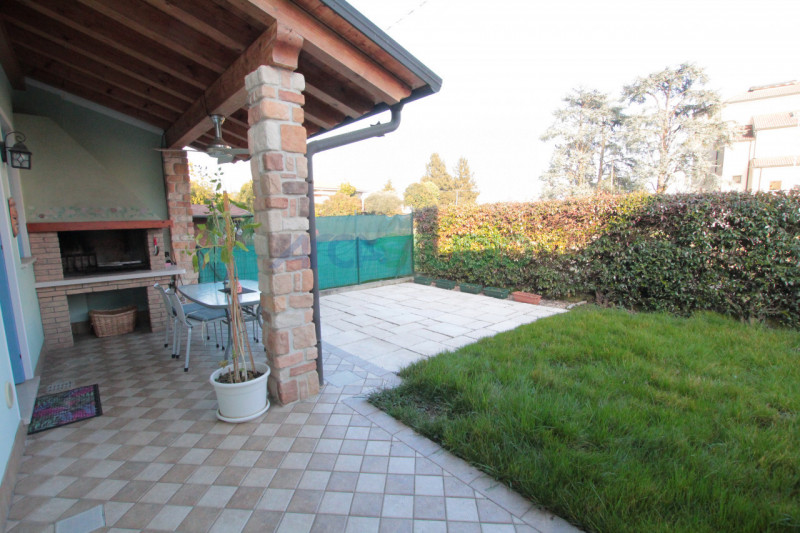 IN TRATTATIVA - Scoprite questa affascinante casa bifamiliare situata in un tranquillo e riservat...