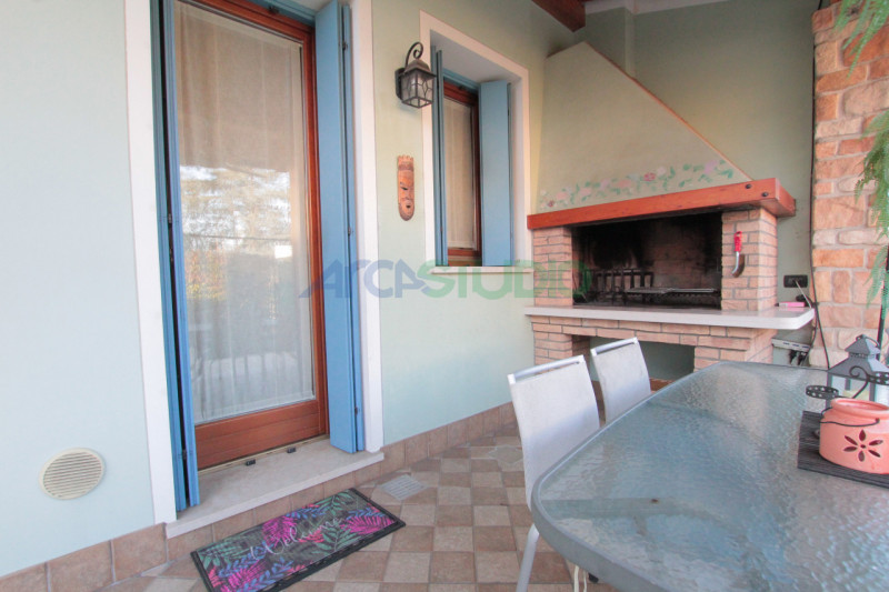 Scoprite questa affascinante casa bifamiliare situata in un tranquillo e riservato quartiere in c...