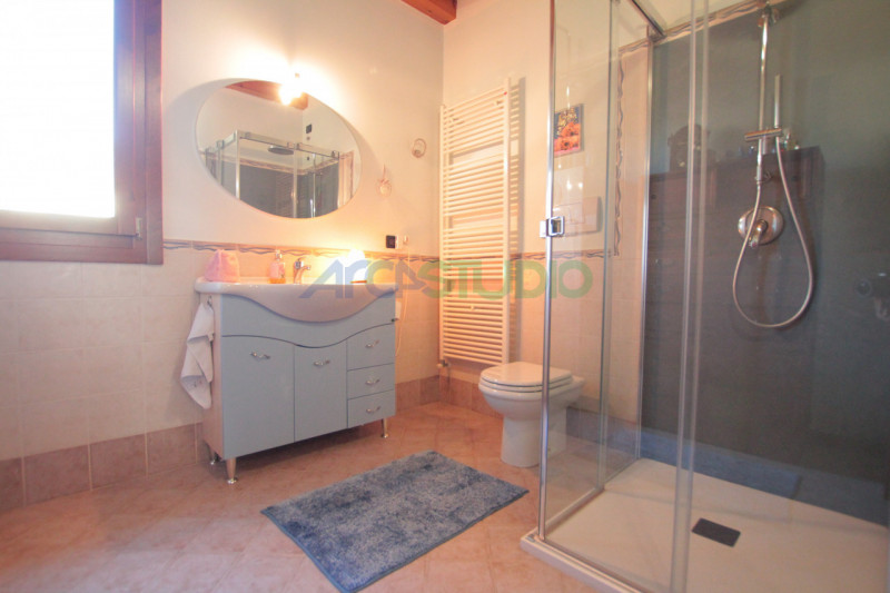 Scoprite questa affascinante casa bifamiliare situata in un tranquillo e riservato quartiere in c...