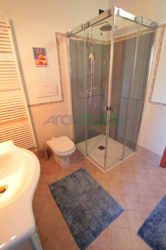 Scoprite questa affascinante casa bifamiliare situata in un tranquillo e riservato quartiere in c...