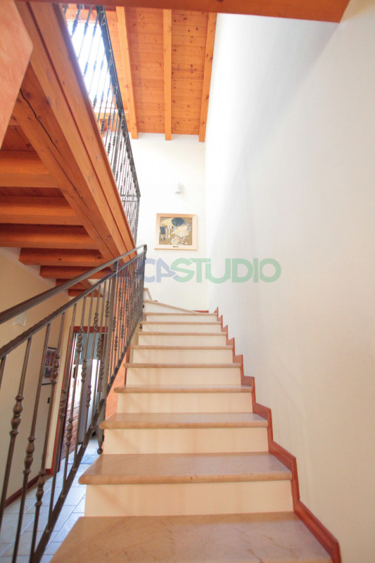 Scoprite questa affascinante casa bifamiliare situata in un tranquillo e riservato quartiere in c...