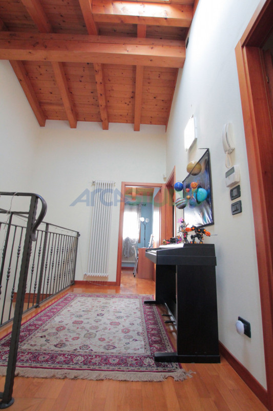 Scoprite questa affascinante casa bifamiliare situata in un tranquillo e riservato quartiere in c...