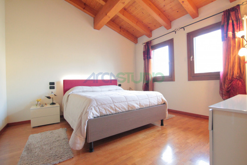 IN TRATTATIVA - Scoprite questa affascinante casa bifamiliare situata in un tranquillo e riservat...