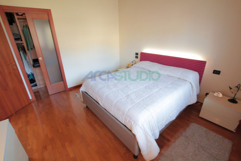 IN TRATTATIVA - Scoprite questa affascinante casa bifamiliare situata in un tranquillo e riservat...