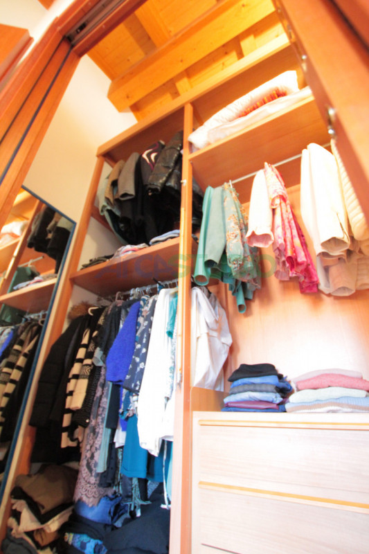 IN TRATTATIVA - Scoprite questa affascinante casa bifamiliare situata in un tranquillo e riservat...