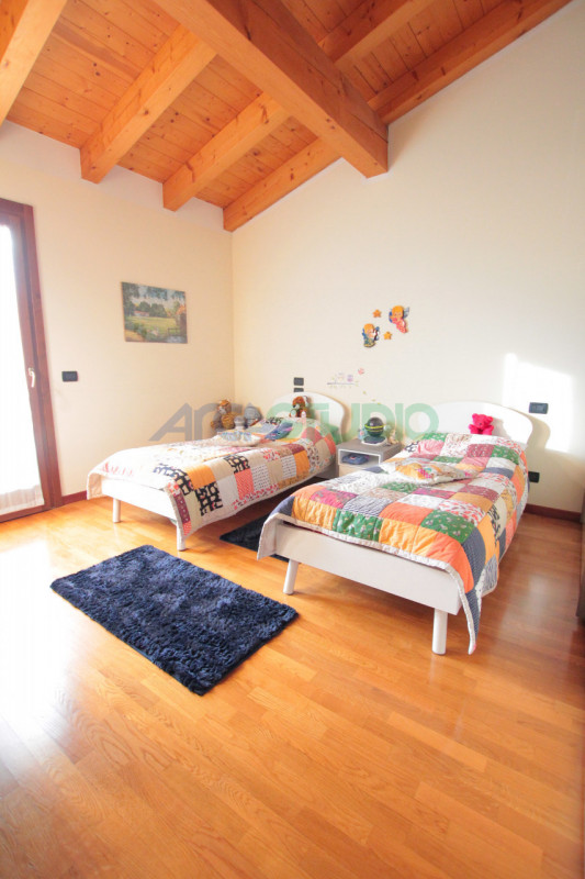 Scoprite questa affascinante casa bifamiliare situata in un tranquillo e riservato quartiere in c...