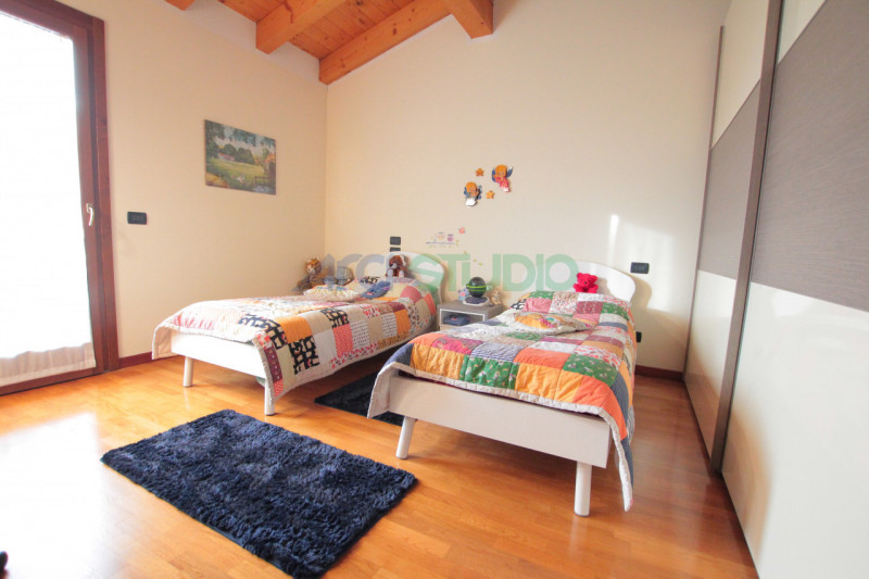 Scoprite questa affascinante casa bifamiliare situata in un tranquillo e riservato quartiere in c...