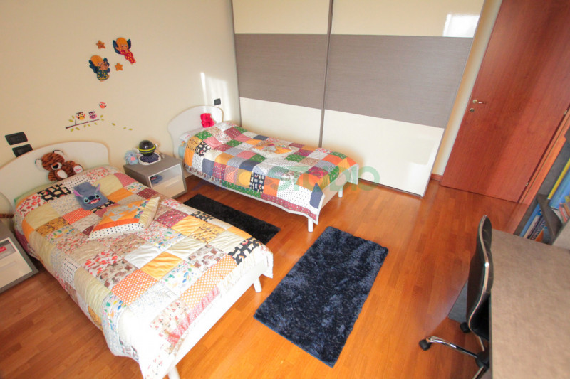 IN TRATTATIVA - Scoprite questa affascinante casa bifamiliare situata in un tranquillo e riservat...