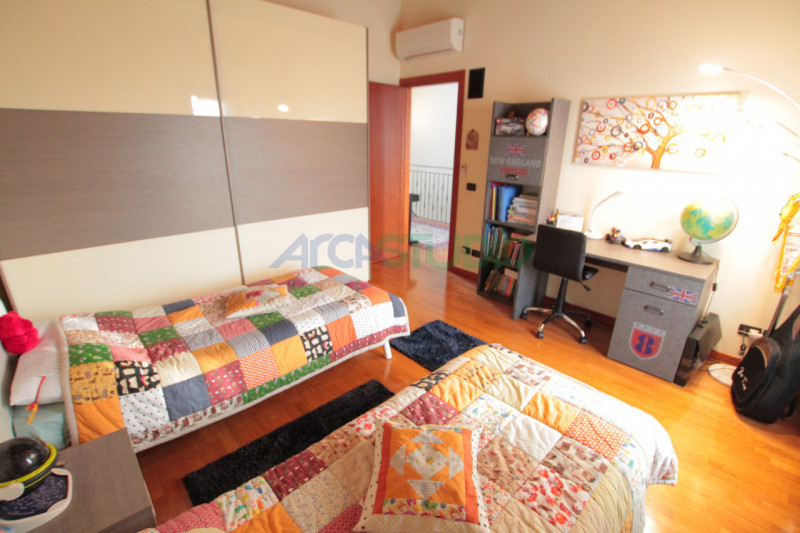 Scoprite questa affascinante casa bifamiliare situata in un tranquillo e riservato quartiere in c...