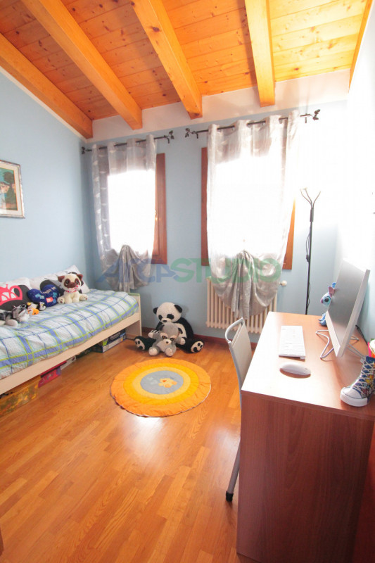 Scoprite questa affascinante casa bifamiliare situata in un tranquillo e riservato quartiere in c...