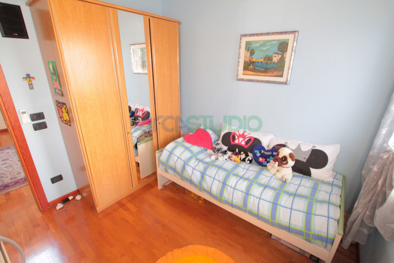 Scoprite questa affascinante casa bifamiliare situata in un tranquillo e riservato quartiere in c...