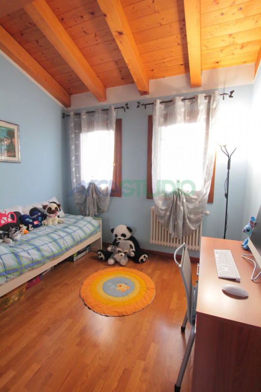 Scoprite questa affascinante casa bifamiliare situata in un tranquillo e riservato quartiere in c...