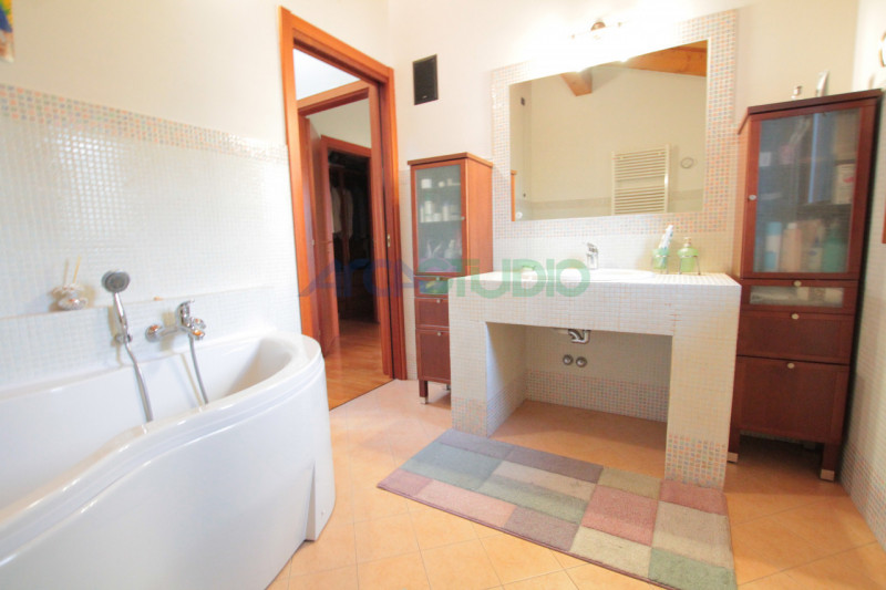 Scoprite questa affascinante casa bifamiliare situata in un tranquillo e riservato quartiere in c...