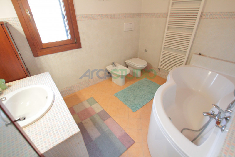 Scoprite questa affascinante casa bifamiliare situata in un tranquillo e riservato quartiere in c...