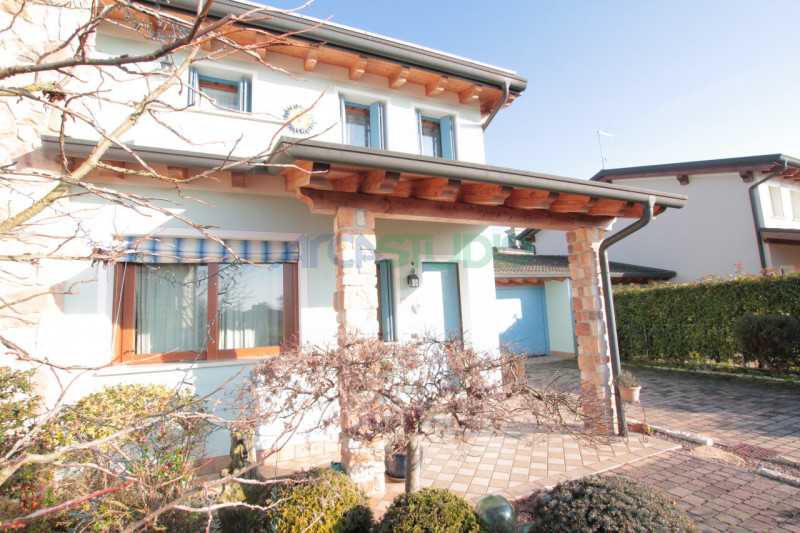 Scoprite questa affascinante casa bifamiliare situata in un tranquillo e riservato quartiere in c...