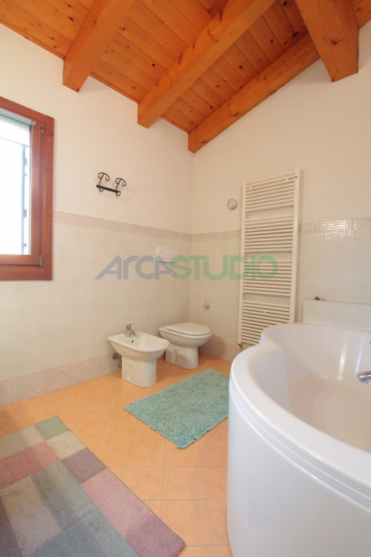 IN TRATTATIVA - Scoprite questa affascinante casa bifamiliare situata in un tranquillo e riservat...