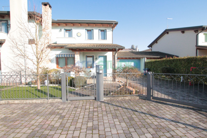 IN TRATTATIVA - Scoprite questa affascinante casa bifamiliare situata in un tranquillo e riservat...