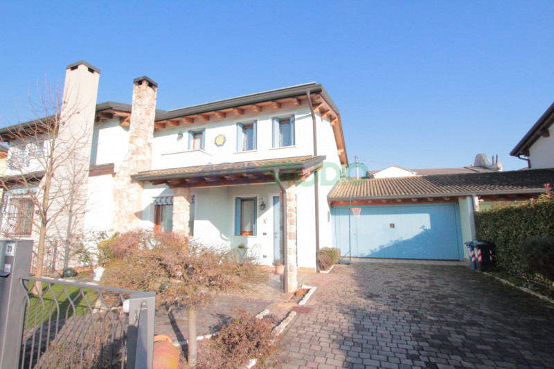 Scoprite questa affascinante casa bifamiliare situata in un tranquillo e riservato quartiere in c...