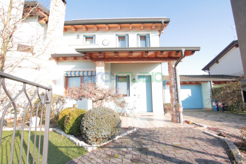 IN TRATTATIVA - Scoprite questa affascinante casa bifamiliare situata in un tranquillo e riservat...