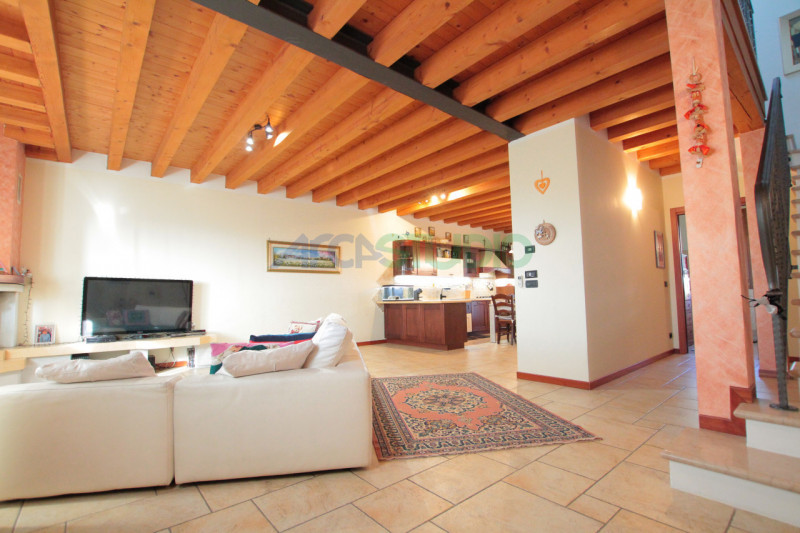 Scoprite questa affascinante casa bifamiliare situata in un tranquillo e riservato quartiere in c...