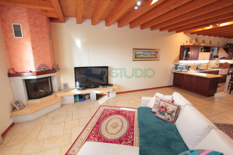 IN TRATTATIVA - Scoprite questa affascinante casa bifamiliare situata in un tranquillo e riservat...