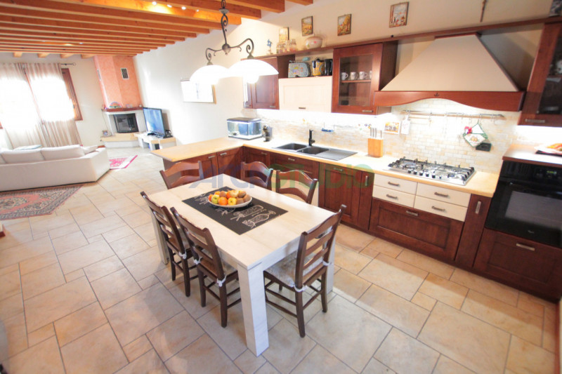 Scoprite questa affascinante casa bifamiliare situata in un tranquillo e riservato quartiere in c...