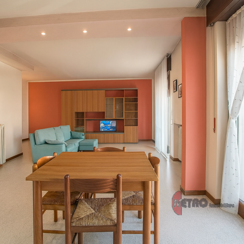 Scoprite questo affascinante appartamento BICAMERE di circa 100 mq situato nel cuore di Cornedo V...