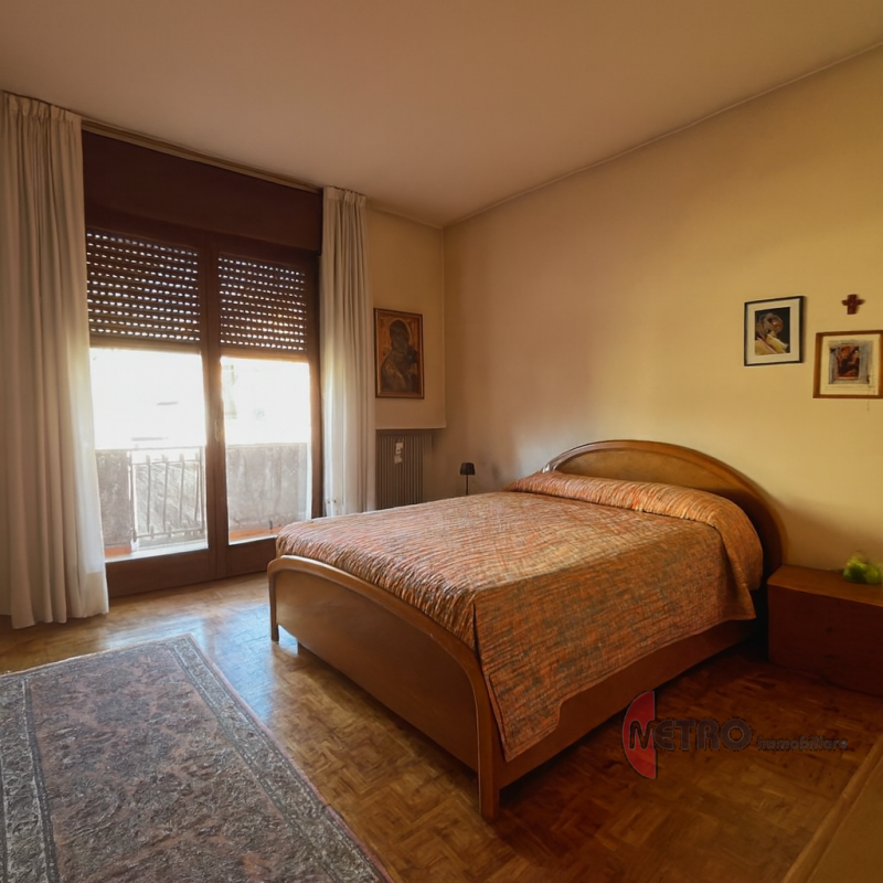 Scoprite questo affascinante appartamento BICAMERE di circa 100 mq situato nel cuore di Cornedo V...