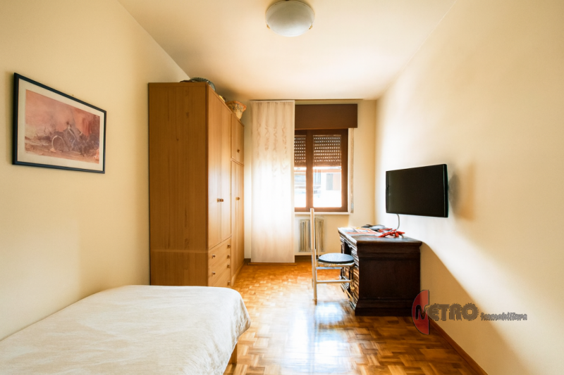 Scoprite questo affascinante appartamento BICAMERE di circa 100 mq situato nel cuore di Cornedo V...