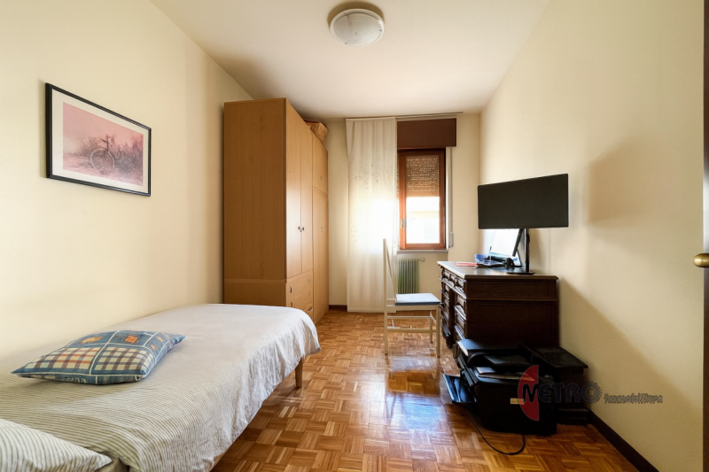 Scoprite questo affascinante appartamento BICAMERE di circa 100 mq situato nel cuore di Cornedo V...