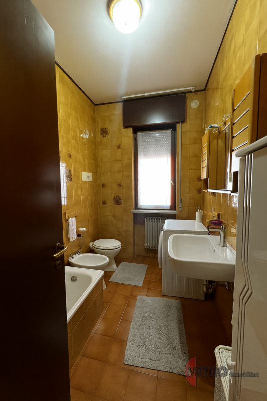 Scoprite questo affascinante appartamento BICAMERE di circa 100 mq situato nel cuore di Cornedo V...