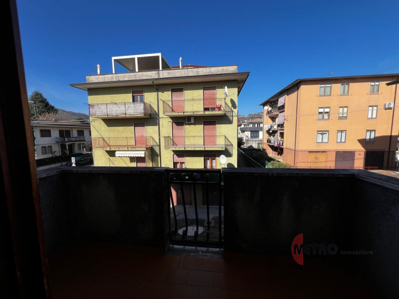 Scoprite questo affascinante appartamento BICAMERE di circa 100 mq situato nel cuore di Cornedo V...