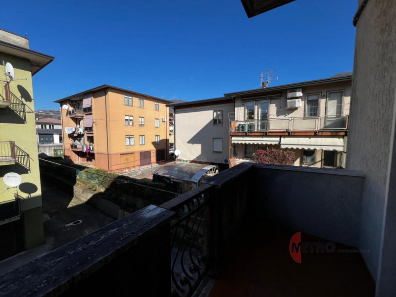 Scoprite questo affascinante appartamento BICAMERE di circa 100 mq situato nel cuore di Cornedo V...