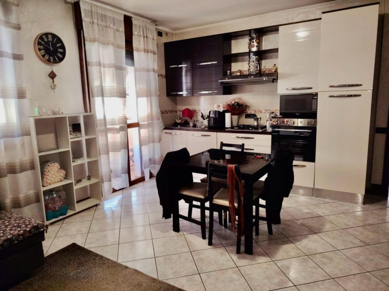 San Giorgio delle Pertiche zona centrale e comoda a tutti i servizi primari, VENDESI appartamento...