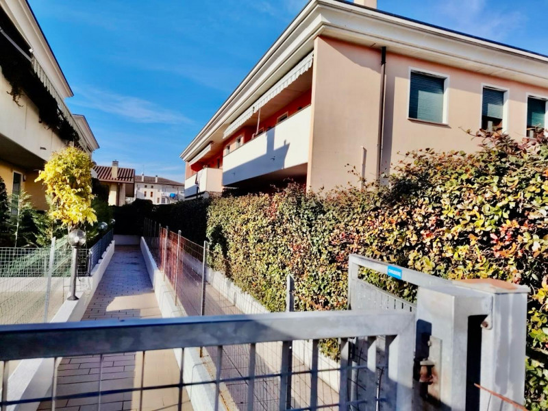 San Giorgio delle Pertiche zona centrale e comoda a tutti i servizi primari, VENDESI appartamento...