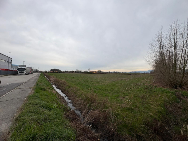 Proponiamo in vendita importante lotto di terreno edificabile a destinazione commerciale-industri...