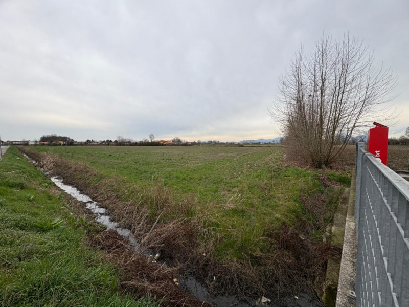 Proponiamo in vendita importante lotto di terreno edificabile a destinazione commerciale-industri...