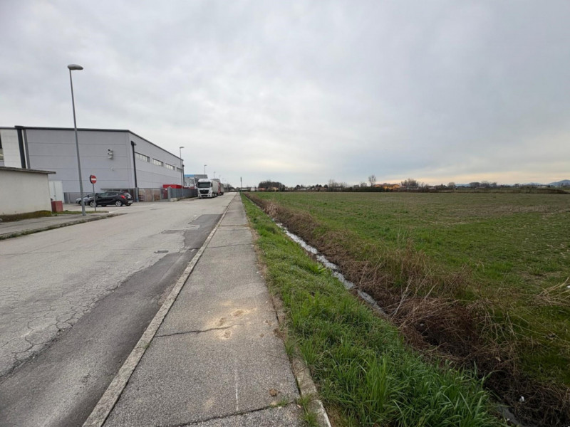 Proponiamo in vendita importante lotto di terreno edificabile a destinazione commerciale-industri...