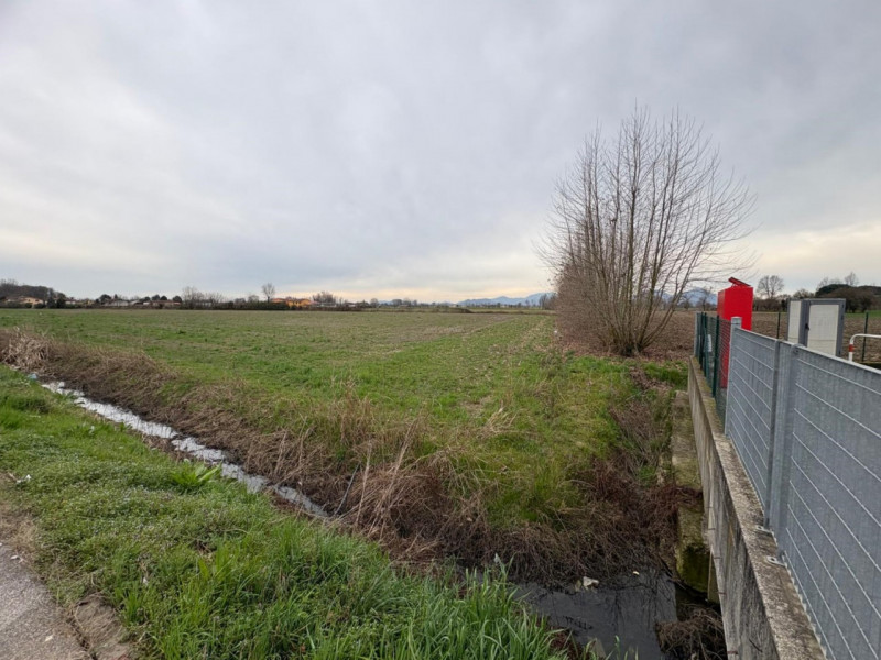 Proponiamo in vendita importante lotto di terreno edificabile a destinazione commerciale-industri...