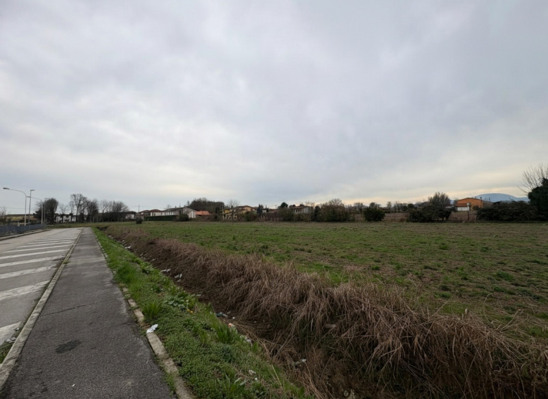 Proponiamo in vendita importante lotto di terreno edificabile a destinazione commerciale-industri...