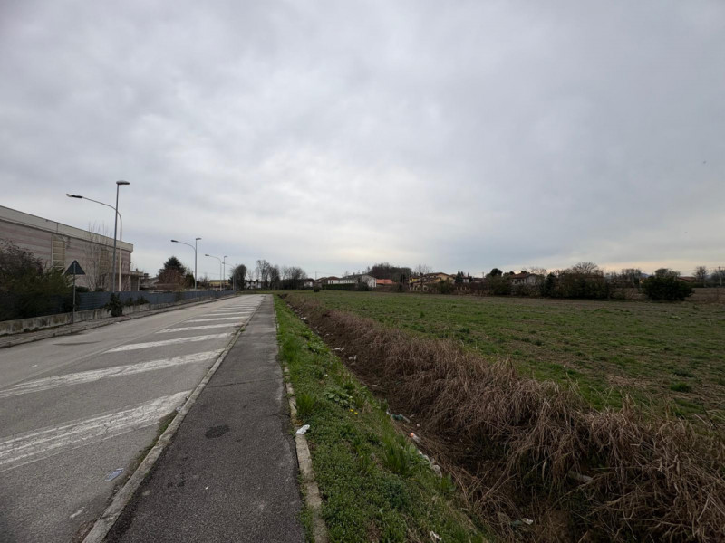 Proponiamo in vendita importante lotto di terreno edificabile a destinazione commerciale-industri...