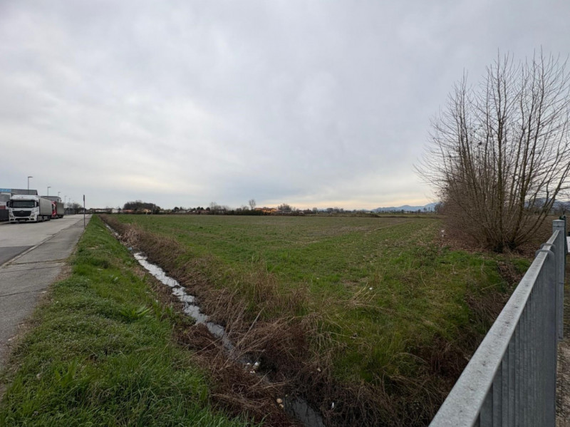 Proponiamo in vendita importante lotto di terreno edificabile a destinazione commerciale-industri...