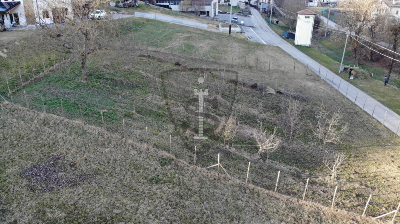 Cerchi un terreno edificabile in una zona tranquilla e comoda a tutti i servizi?
Proponiamo in ve...