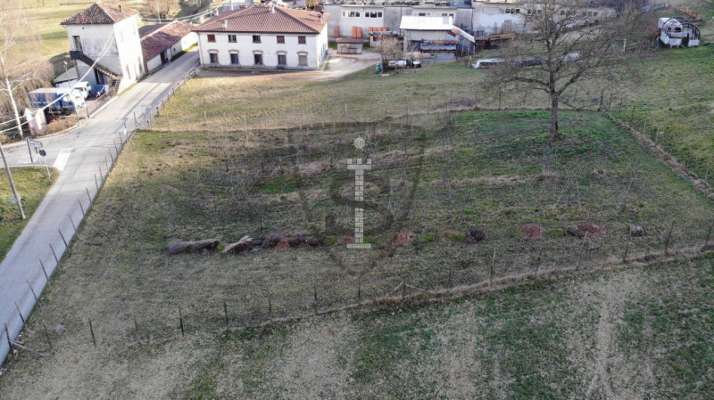 Cerchi un terreno edificabile in una zona tranquilla e comoda a tutti i servizi?
Proponiamo in ve...