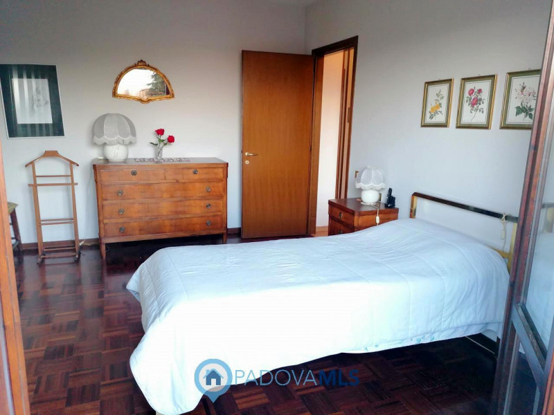 Immobile in esclusiva al Gruppo Padova MLS

CADONEGHE - MEJANIGA.
In zona centralissima, disponib...