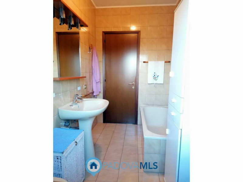 Immobile in esclusiva al Gruppo Padova MLS

CADONEGHE - MEJANIGA.
In zona centralissima, disponib...