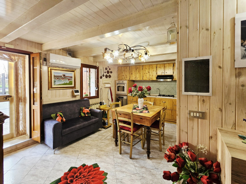 Proponiamo in vendita a Baone, località Rivadolmo, casa a schiera centrale con scoperto esclusivo...