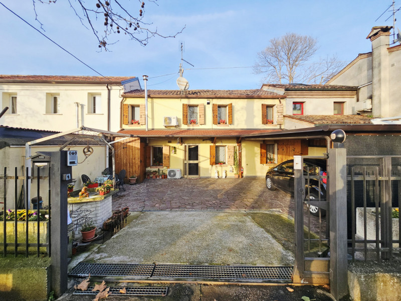 Proponiamo in vendita a Baone, località Rivadolmo, casa a schiera centrale con scoperto esclusivo...